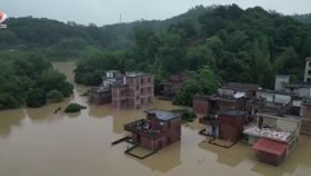 VIDEO China, măturată de inundațiile secolului! Localnicii sunt speriați după ce străzile s-au transformnat în râuri pe care se mai poate circula doar cu barca